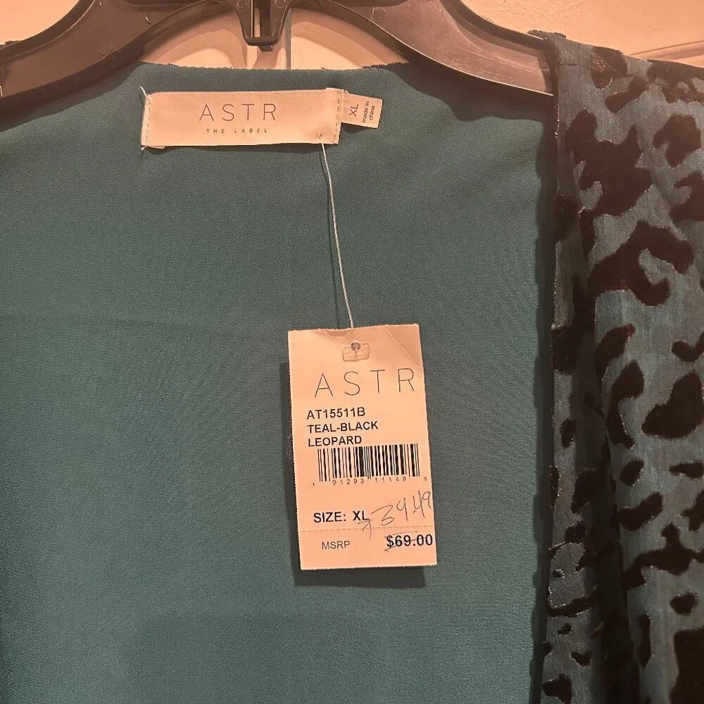 ASTR The Label Teal Leopard Wrap Blouse with Shoulder Pads Women’s Size XL - Picture 3 of 11